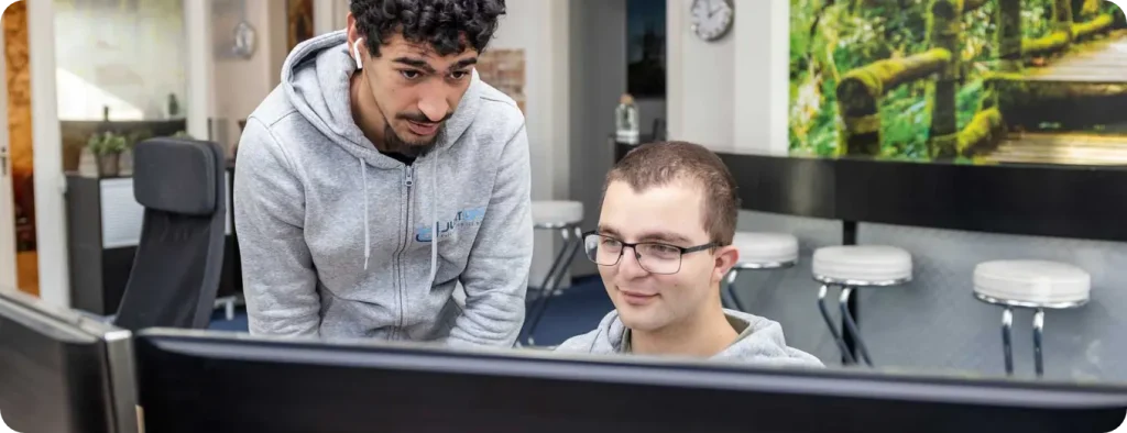 Justdata supportmedewerkers helpen een klant